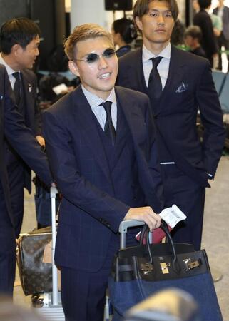 Ｗ杯に向け出発する堂安律（撮影・伊藤笙子）