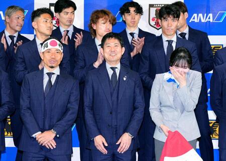 サッカーＷ杯北中米３カ国大会の事前合宿地、メキシコ・モンテレイに向けた出発前のセレモニーで、笑顔を見せる日本代表の森保一監督（前列中央）