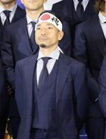 出発セレモニーにはちまき姿で登場したサッカー日本代表・長友佑都（撮影・伊藤笙子）