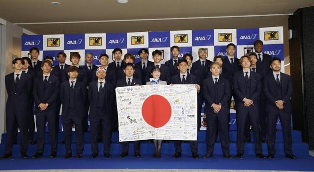 日本代表　長友の額に日の丸ハチマキ