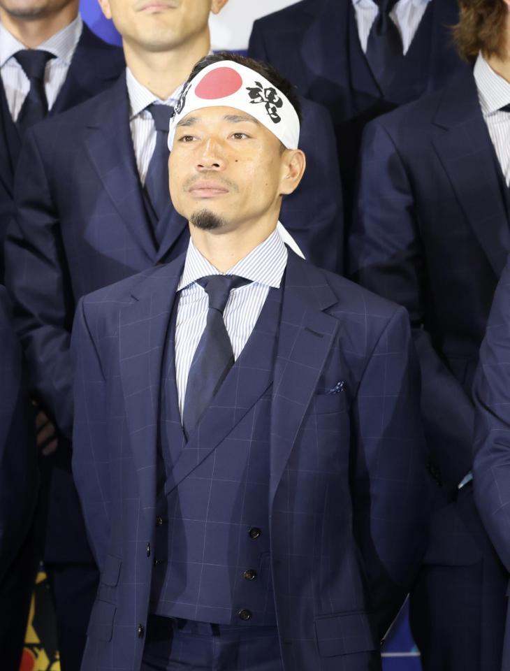 出発セレモニーにはちまき姿で登場したサッカー日本代表・長友佑都（撮影・伊藤笙子）