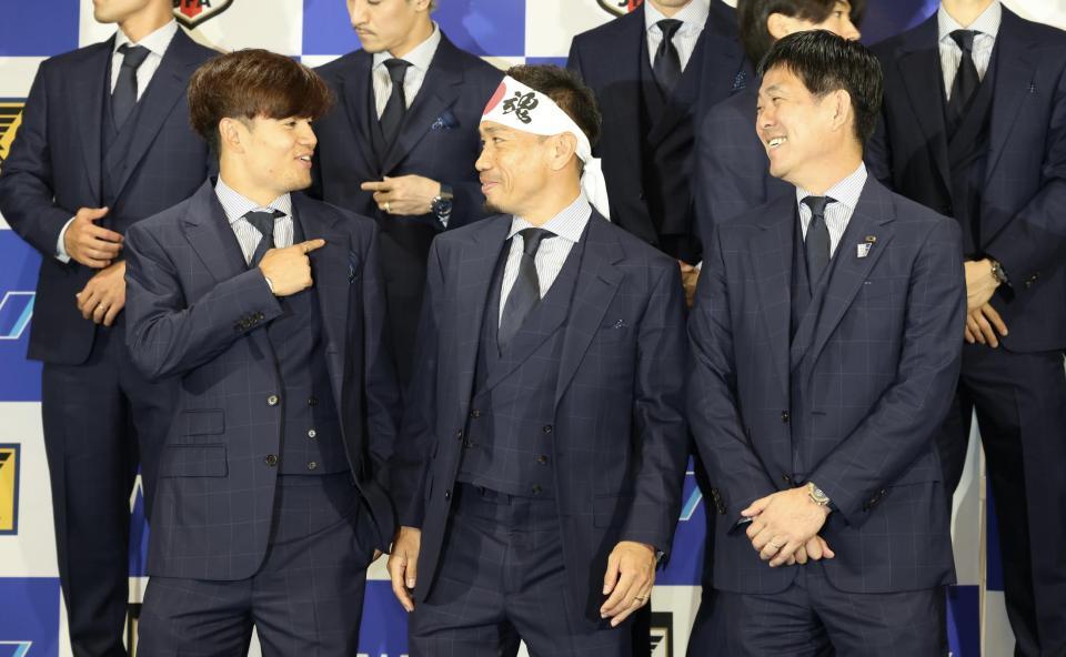 出発セレモニーにはちまき姿で登場した長友佑都（中央）を指さす久保建英（左）と森保一監督（撮影・伊藤笙子）