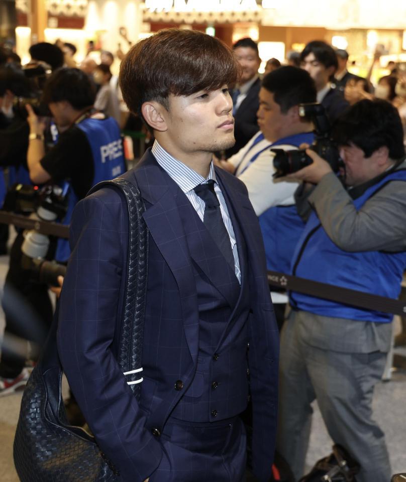 Ｗ杯に向けて出発したサッカー日本代表・久保建英（撮影・伊藤笙子）