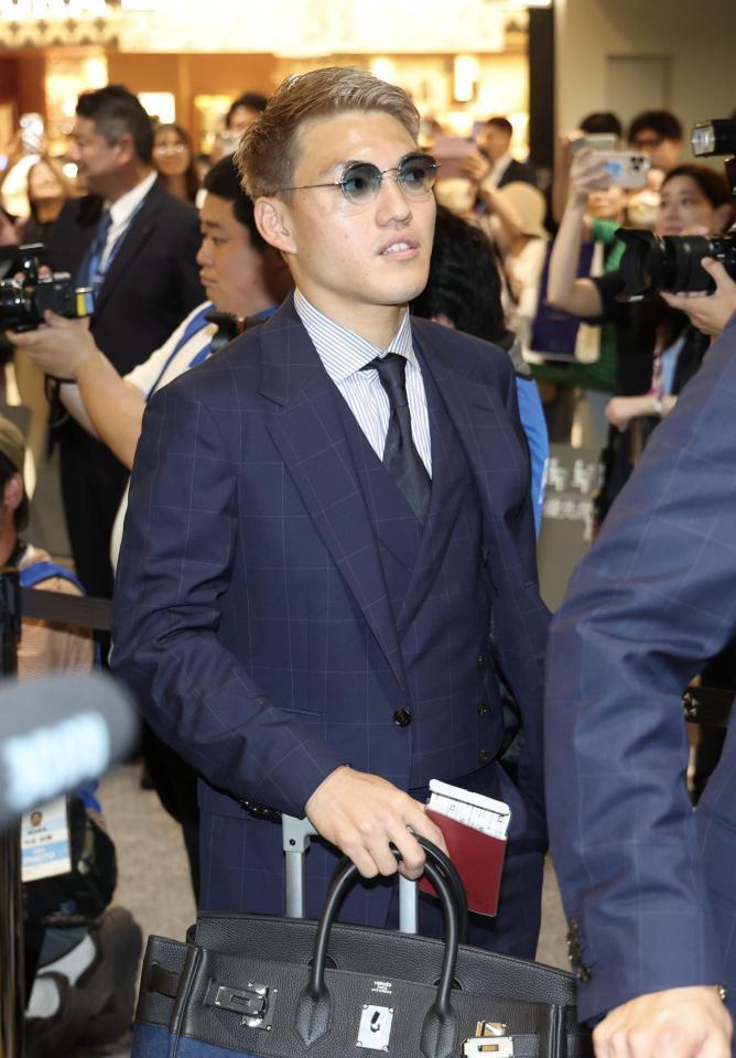 Ｗ杯に向けて出発したサッカー日本代表・堂安律（撮影・伊藤笙子）