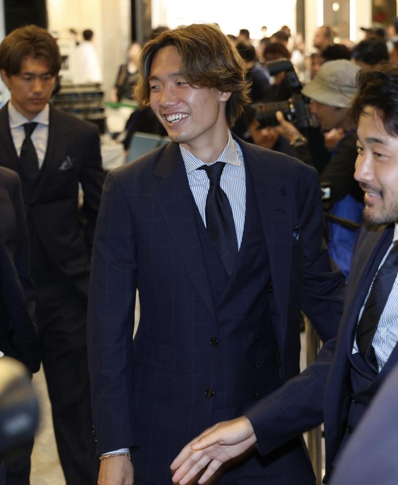 Ｗ杯に向け出発する板倉滉（撮影・伊藤笙子）