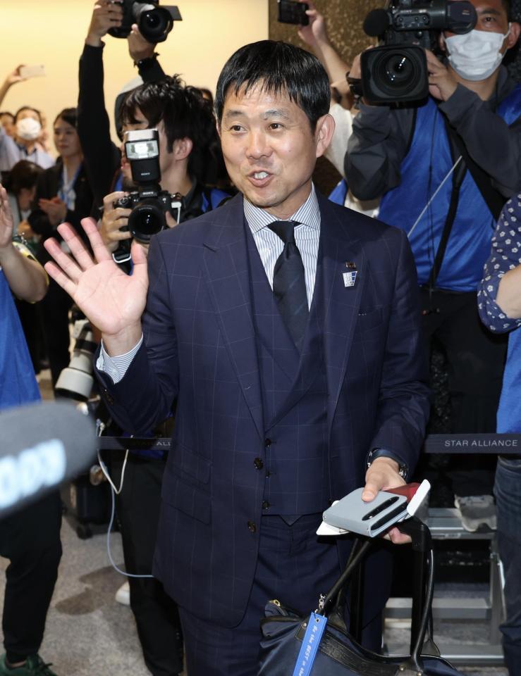 Ｗ杯に向けて出発したサッカー日本代表・森保一監督（撮影・伊藤笙子）