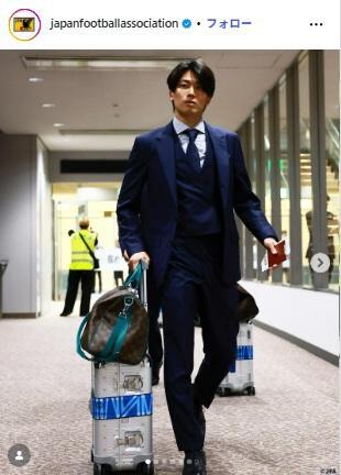 日本代表／ヴィトンのバッグで颯爽と移動する中村敬斗。なでしこジャパンの公式インスタグラム（＠ｊａｐａｎｆｏｏｔｂａｌｌａｓｓｏｃｉａｔｉｏｎ）より