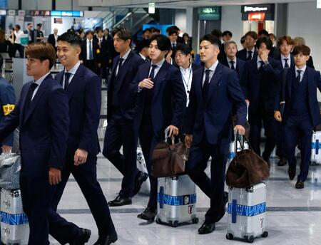 サッカーＷ杯北中米３カ国大会の事前合宿地、メキシコ・モンテレイへの出発のため成田空港に到着した渡辺剛（右手前）ら日本代表＝２日午後、成田空港