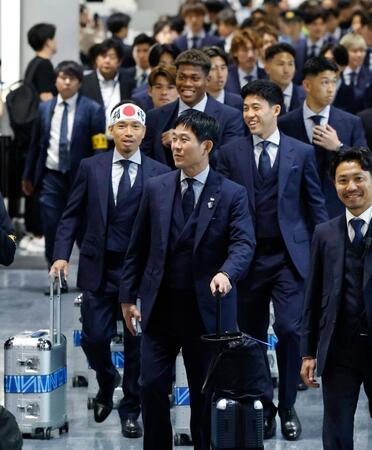 サッカーＷ杯北中米３カ国大会の事前合宿地、メキシコ・モンテレイに向け出発する日本代表の長友佑都（左）ら日本代表＝２日午後、成田空港