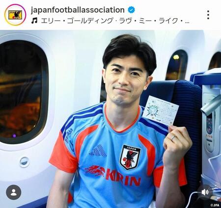 ＡＮＡスタッフからの直筆手紙を手に。谷口彰悟。日本サッカー協会の公式インスタグラム＠ｊａｐａｎｆｏｏｔｂａｌｌａｓｓｏｃｉａｔｉｏｎより