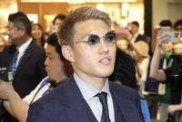 Ｗ杯に向けて出発したサッカー日本代表・堂安律＝２日