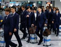 サッカーＷ杯北中米３カ国大会の事前合宿地、メキシコ・モンテレイへの出発のため成田空港に到着した渡辺剛（右手前）ら日本代表＝２日午後、成田空港