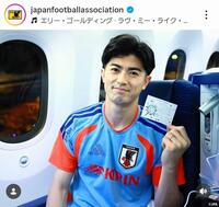 ＡＮＡスタッフからの直筆手紙を手に。谷口彰悟。日本サッカー協会の公式インスタグラム＠ｊａｐａｎｆｏｏｔｂａｌｌａｓｓｏｃｉａｔｉｏｎより