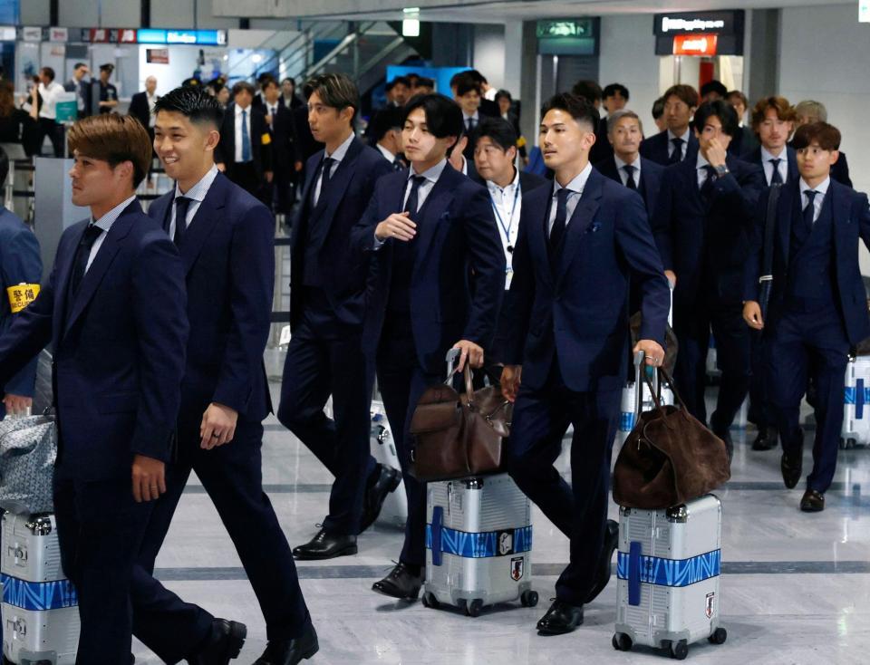 サッカーＷ杯北中米３カ国大会の事前合宿地、メキシコ・モンテレイへの出発のため成田空港に到着した渡辺剛（右手前）ら日本代表＝２日午後、成田空港