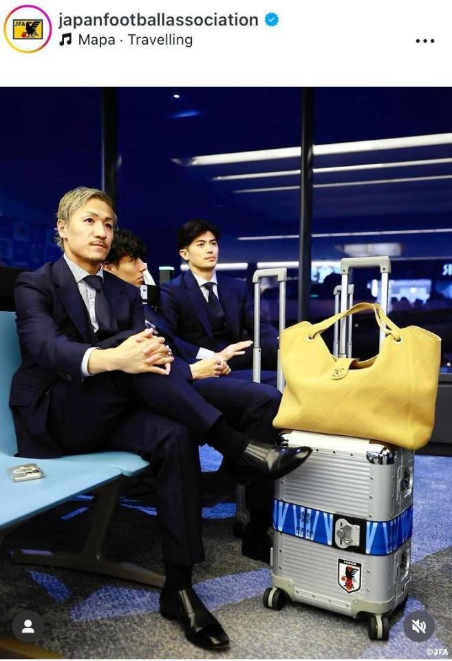 前田大然はシャネルのバッグで。日本サッカー協会の公式インスタグラム＠ｊａｐａｎｆｏｏｔｂａｌｌａｓｓｏｃｉａｔｉｏｎより 