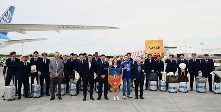 　到着し、写真に納まる日本代表ら（©ＪＦＡ）