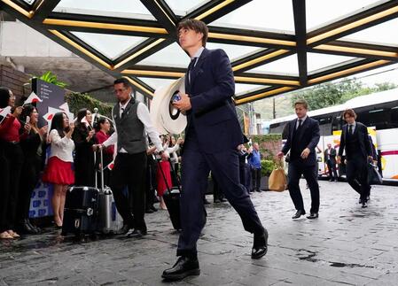 サッカーＷ杯北中米３カ国大会の事前合宿地、メキシコ・モンテレイの宿舎に到着した小川航基（手前）ら＝２日（共同）