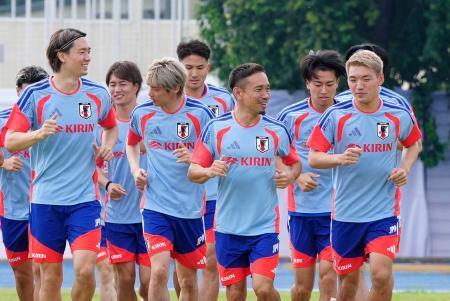　事前合宿で調整する長友（右から３人目）ら日本代表＝モンテレイ（共同）
