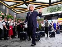 　メキシコ・モンテレイの宿舎に到着した長友（共同）