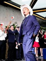 サッカーＷ杯北中米３カ国大会の事前合宿地、メキシコ・モンテレイの宿舎に到着した長友佑都＝２日（共同）