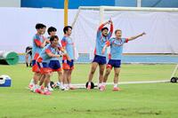 ミニゲームで名波浩コーチの判定に抗議するＭＦ堂安律（右端）ら＝３日、メキシコ・モンテレイ