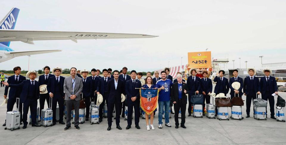 　到着し、写真に納まる日本代表ら（©ＪＦＡ）