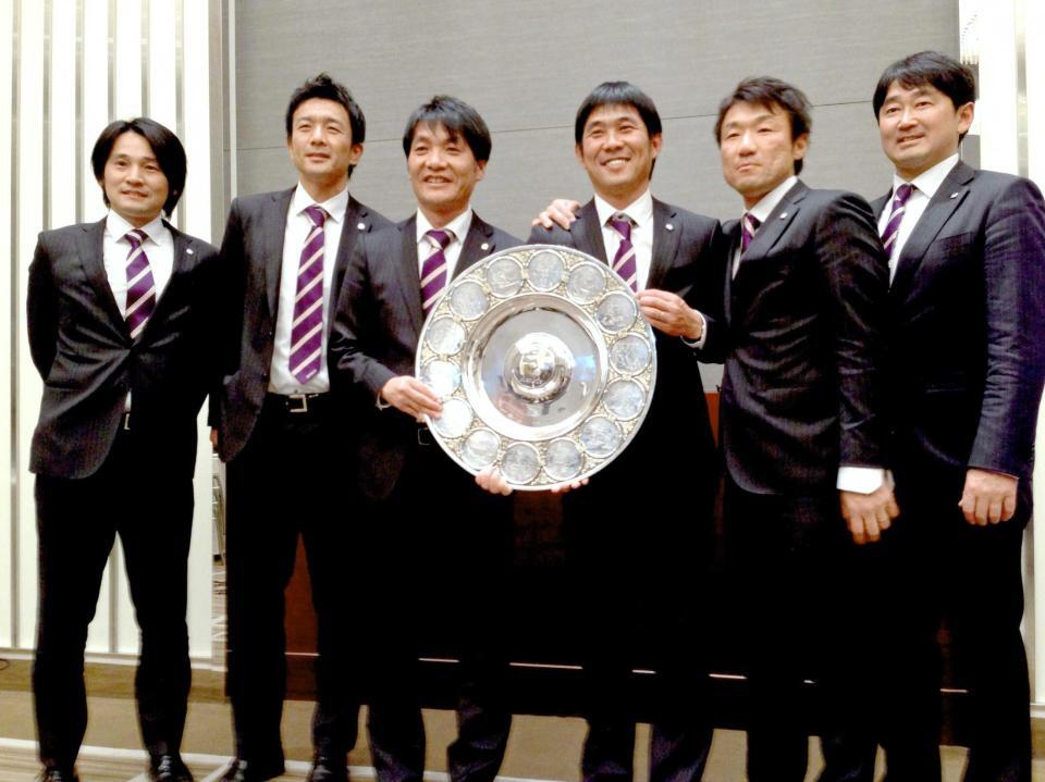 　Ｊ１広島でリーグ連覇を遂げた久永氏（左端）と森保監督（右から３人目）