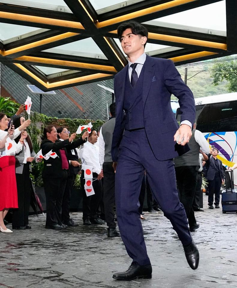 サッカーＷ杯北中米３カ国大会の事前合宿地、メキシコ・モンテレイの宿舎に到着した谷口彰悟＝２日（共同）