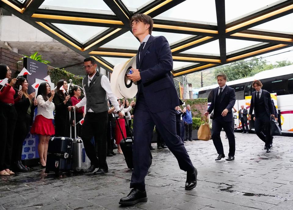 サッカーＷ杯北中米３カ国大会の事前合宿地、メキシコ・モンテレイの宿舎に到着した小川航基（手前）ら＝２日（共同）