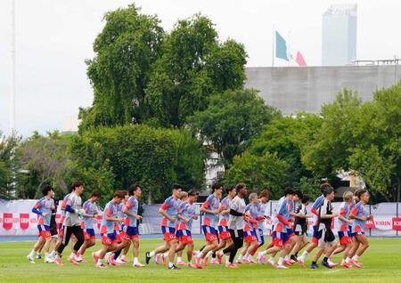 　事前合宿で調整する日本代表