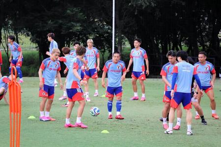 サッカー日本代表の練習にトレーニングパートナーとして合流したＵ－19日本代表のＦＷ吉田湊海（中央）