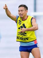 　事前合宿で調整する長友