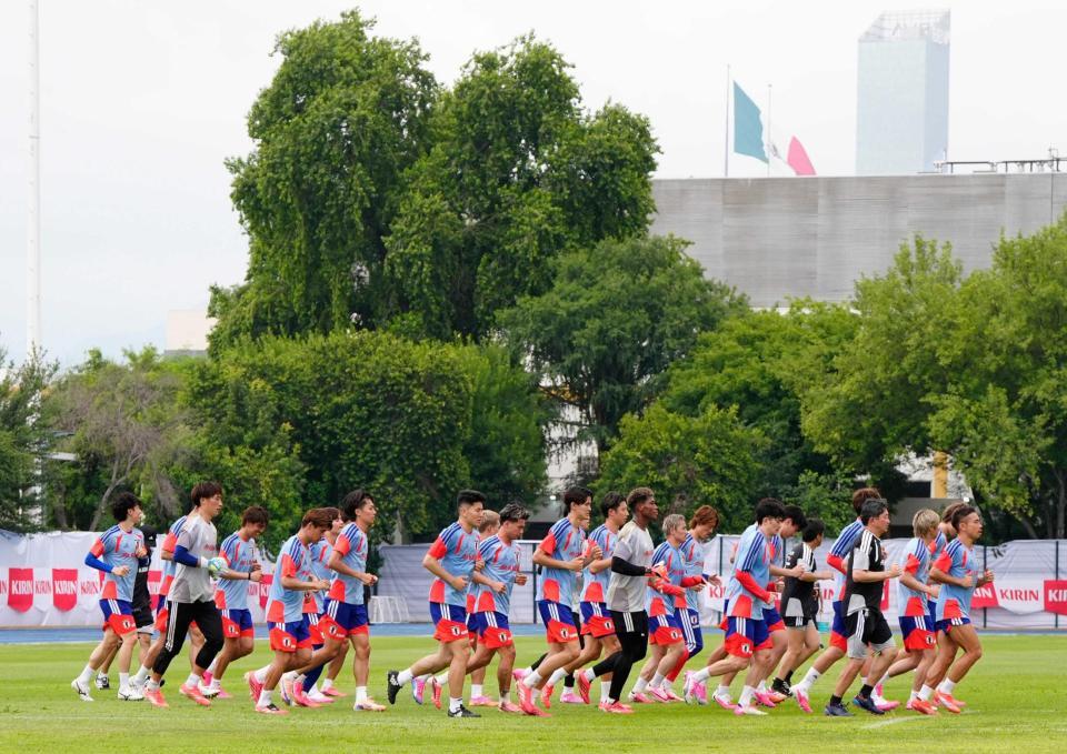 　事前合宿で調整する日本代表