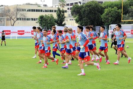 先頭でランニングを引っ張る長友佑都
