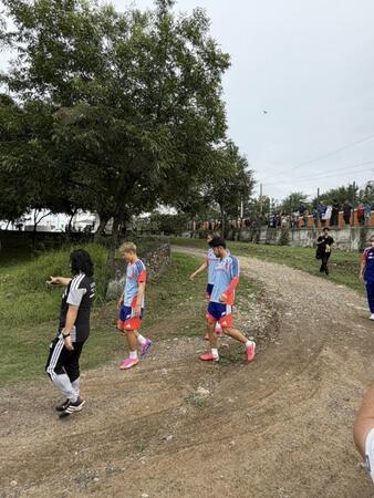 練習場で移動する日本代表の選手たち（撮影・松田和城）