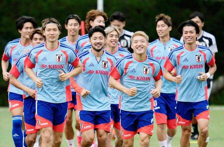 　事前合宿で調整する（前列左から）板倉、菅原、堂安、中村ら日本代表（共同）