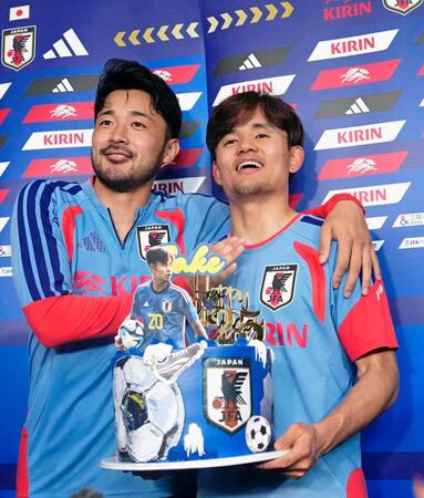 事前合宿で誕生日を祝福される久保。左は菅原＝４日（共同）