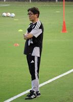 練習を見つめる日本サッカー協会の山本昌邦技術委員長