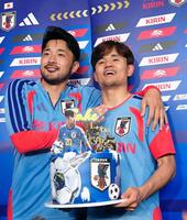 事前合宿で誕生日を祝福される久保。左は菅原＝４日（共同）
