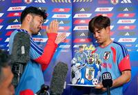 事前合宿で誕生日を迎えた久保（右）を祝福する菅原＝４日（共同）