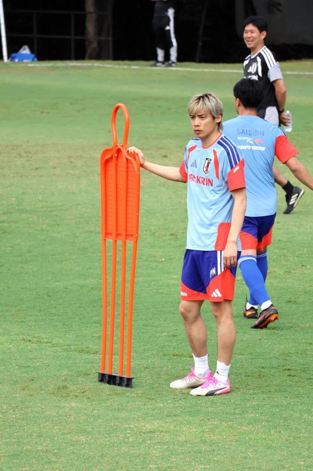人形障害物の肩に手を添えるＭＦ伊東純也