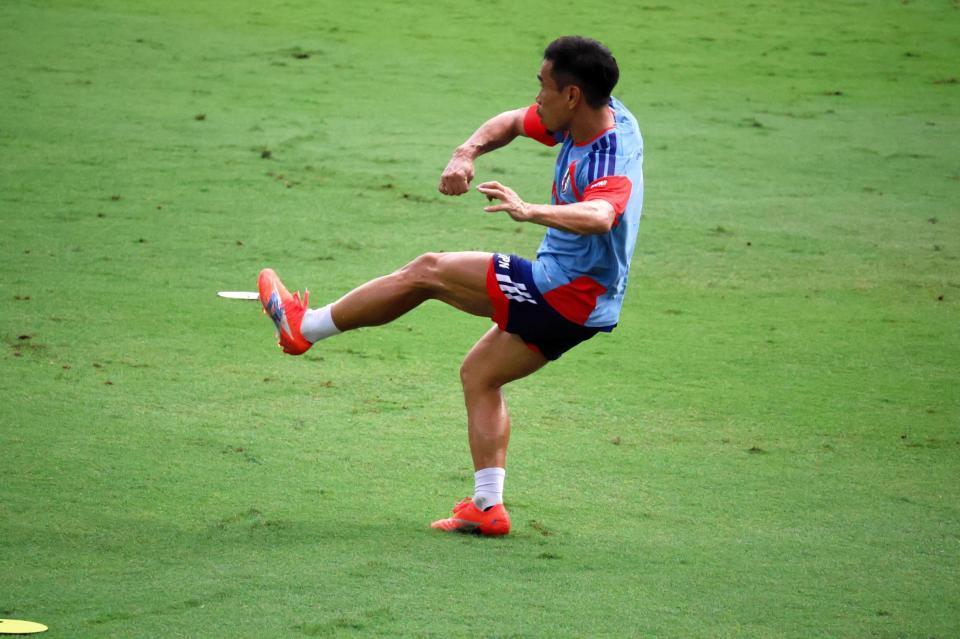 左足で鋭いクロスを上げるＤＦ長友佑都