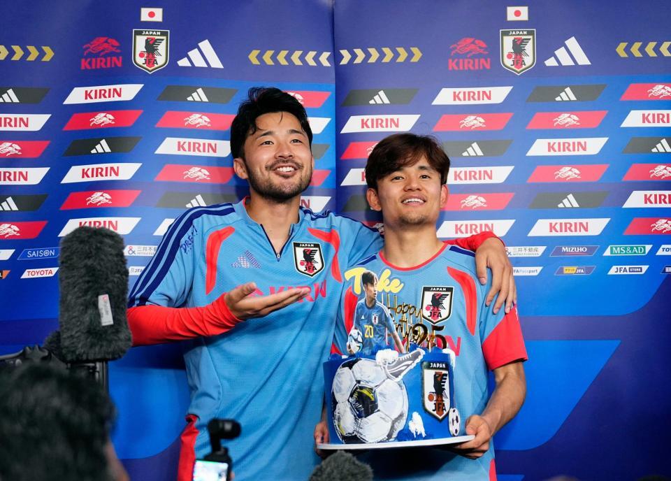 事前合宿で誕生日を祝福される久保。左は菅原＝４日（共同）