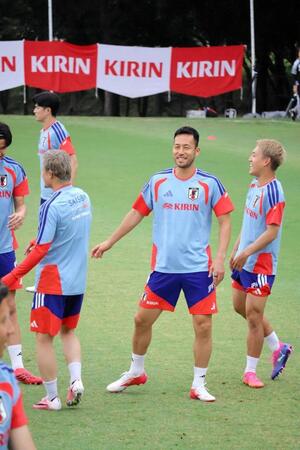 合宿３日目に再合流したＤＦ吉田麻也（中央）