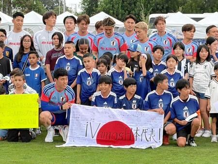 練習開始前に現地の子どもたちと記念撮影した日本代表（撮影・松田和城）