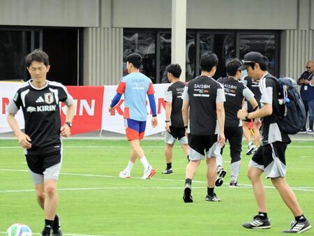 練習開始前の円陣後にピッチを後にする遠藤航