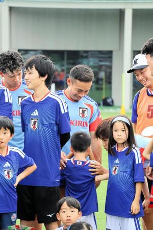 子供を優しい目でなだめる長友佑都