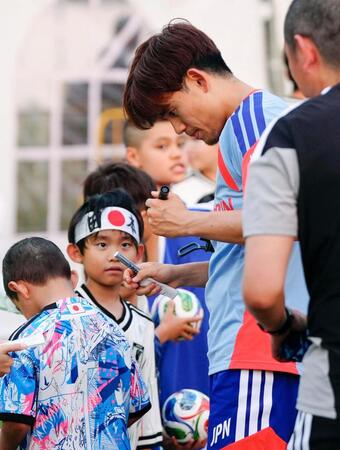 事前合宿で現地の子どもたちのサインの求めに応じる久保＝モンテレイ近郊（共同）
