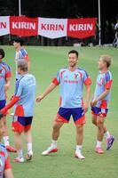 合宿３日目に再合流したＤＦ吉田麻也（中央）