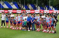 　事前合宿の練習で記念写真に納まる日本代表